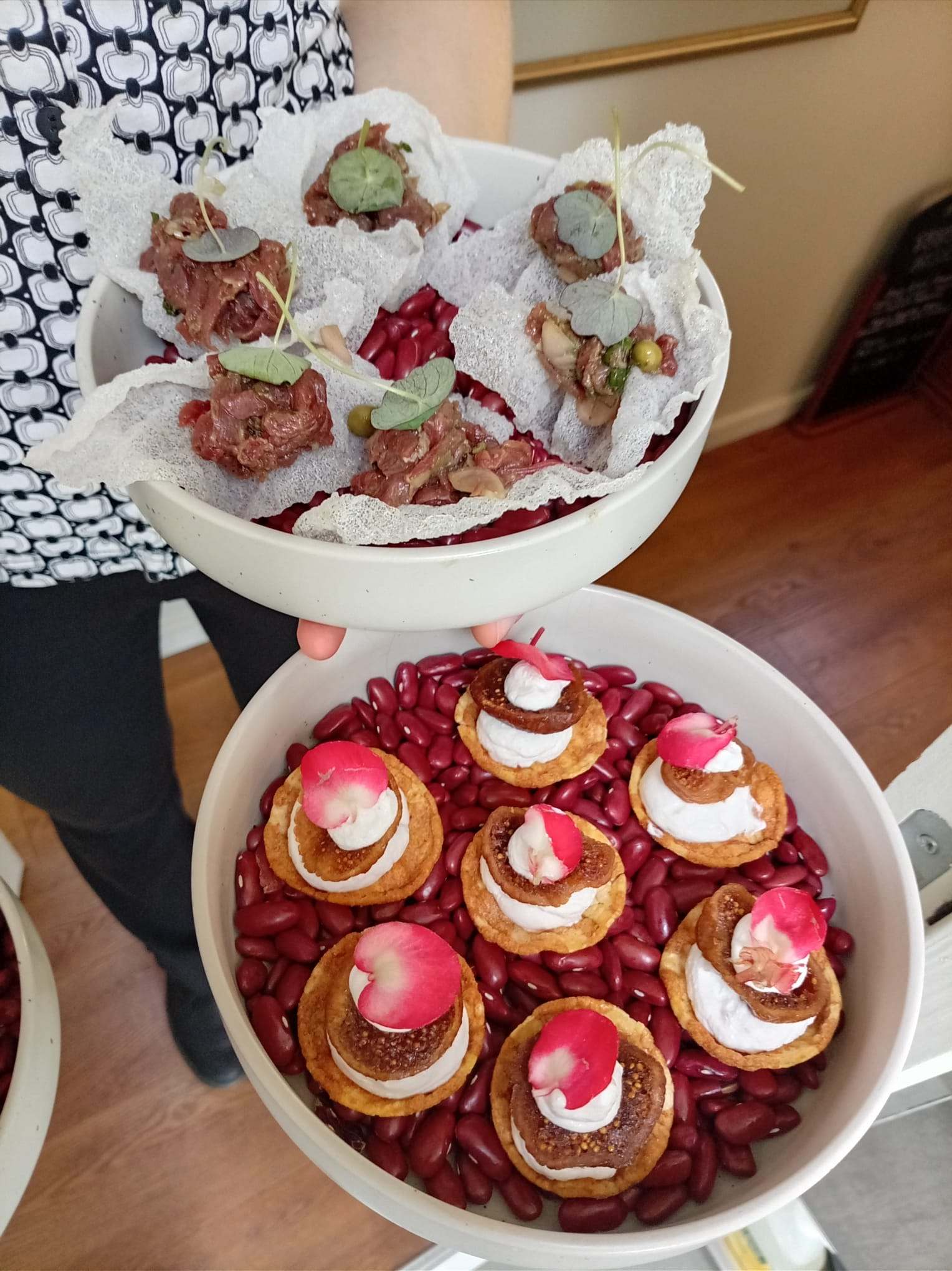Bouchées de réception : tartelettes à la crème et au radis sur un lit de haricots rouges, et bouchées croustillantes.